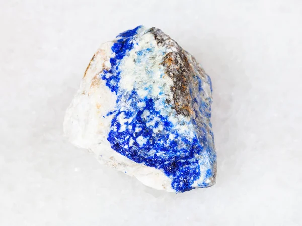 Macrodisparo Mineral Natural Piedra Preciosa Lazurita Cruda Lapislázuli Sobre Mármol — Foto de Stock