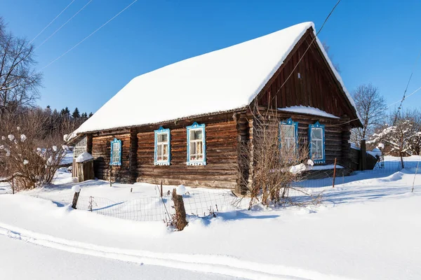 Régi Tipikus Orosz Vidéki Ház Napsütéses Téli Napon Kis Faluban — Stock Fotó