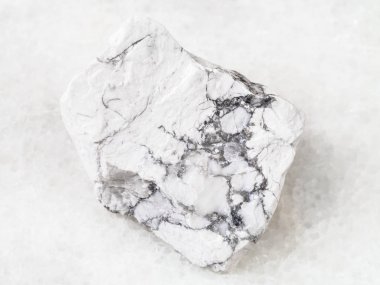 doğal kaya örnek - ham Howlite taş beyaz mermer zemin üzerinde makro çekim