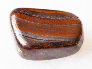 doğal kaya örnek - eskitme Jaspillite (Jaspilite, Taconite Jasper) gemstone Avustralya'dan beyaz mermer zemin üzerinde makro çekim