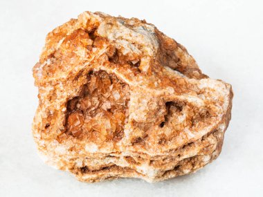 Ural Dağları beyaz mermer üzerinde sert kayaya Wulfenite kristalleri doğal mineral - makro çekim