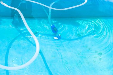 Açık Yüzme havuzunun dibinde yaz günde vakumlama