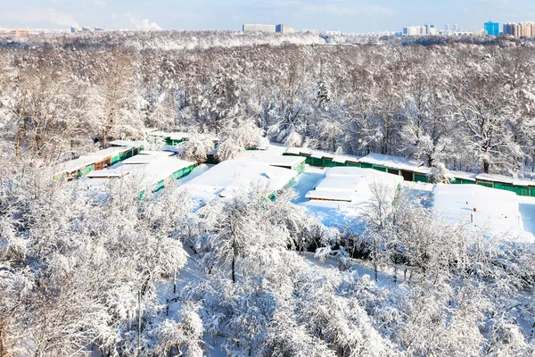 晴れた冬の日のモスクワの Koptevo 地区の都市 Timiryazevsky 公園とリンゴ園の雪に覆われたガレージの航空写真 — ストック写真