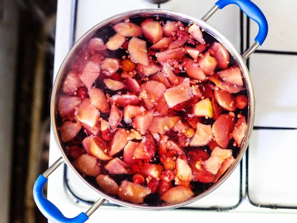 Κάτοψη Του Μαγειρέματος Των Τοπικών Αλκοολούχα Γλυκό Ποτό Kompot Κομπόστα — Φωτογραφία Αρχείου
