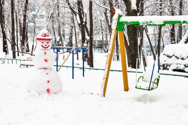 Muñeco Nieve Parque Público Distrito Residencial Ciudad Moscú Día Nublado —  Fotos de Stock