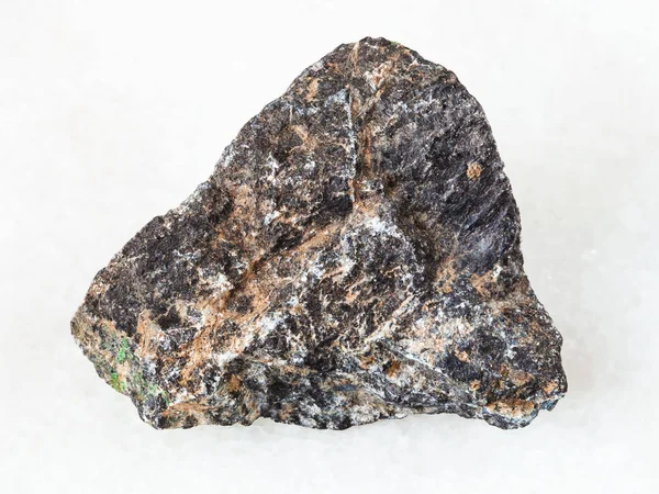 Makroaufnahme Von Natürlichem Mineral Rauer Chromitstein Auf Weißem Marmor Aus — Stockfoto