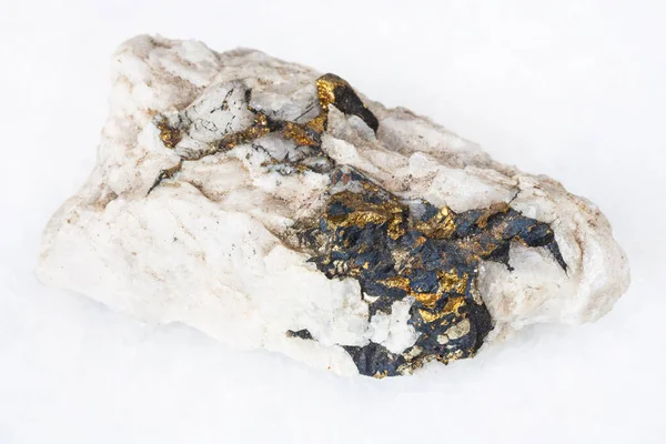 Macroripresa Minerali Naturali Cristalli Calcopirite Grezzi Nella Roccia Quarzo Marmo — Foto Stock