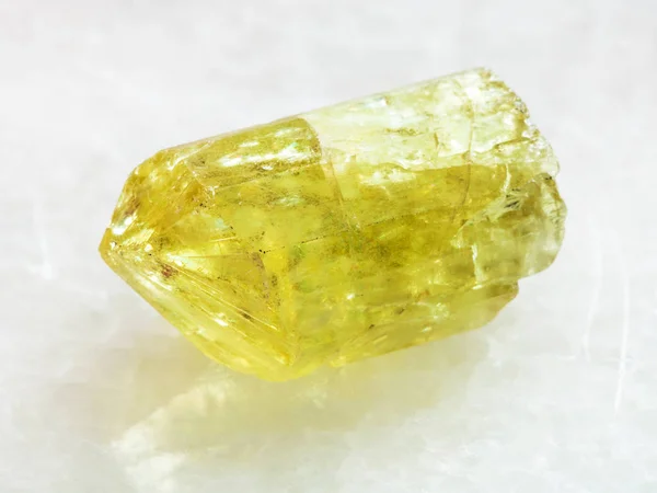 从墨西哥白色大理石背景上对天然岩石标本 黄色磷灰石宝石粗晶的宏观拍摄 — 图库照片