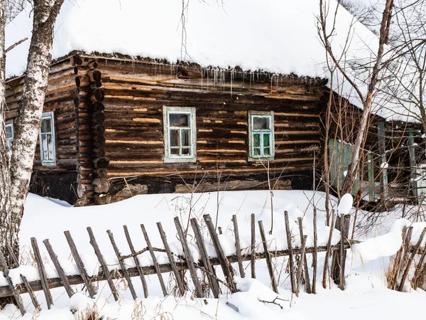 冬のロシアのスモレンスク州の小さな村で古いロシア木造の民家 — ストック写真