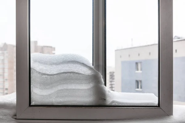 Χιονοστιβάδα Μεταξύ Των Πλαισίων Στο Μπαλκόνι Της Κατοικίας Σπίτι Στην — Φωτογραφία Αρχείου