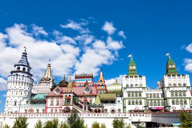 Moskova, Rusya - 17 Ağustos 2018: görünüm altında mavi gökyüzü güneşli günde Izmaylovskiy Kremlin'in. Izmailovo kültürel karmaşık Kremlin A. Ushakov ve M. Alexeyeva tarafından 2003 yılında kurulmuştur.