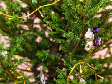 Xmas arka plan - cam oyuncak ve garland doğal Noel ağacı kapalı ışıkları
