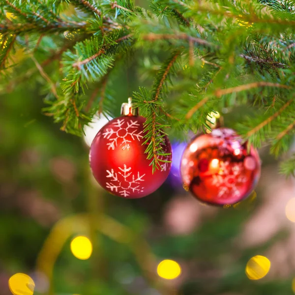 Xmas Tło Czerwone Kulki Płatka Śniegu Naturalne Boże Narodzenie Drzewo — Zdjęcie stockowe