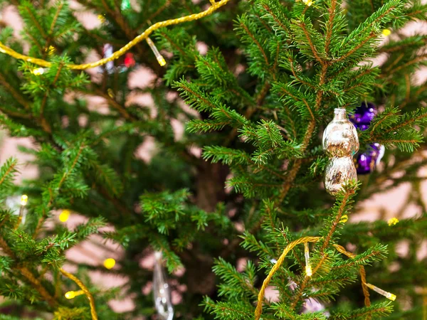 Fondo Navidad Juguetes Vidrio Luces Guirnalda Árbol Navidad Natural Interior — Foto de Stock