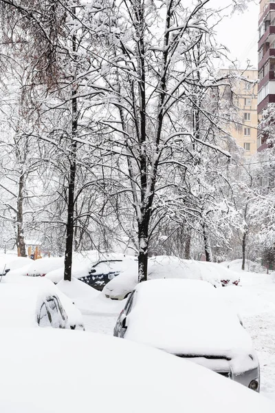 Snötäckta Bilar Nära Bostadshus Residential District Moskva City Snöfall — Stockfoto