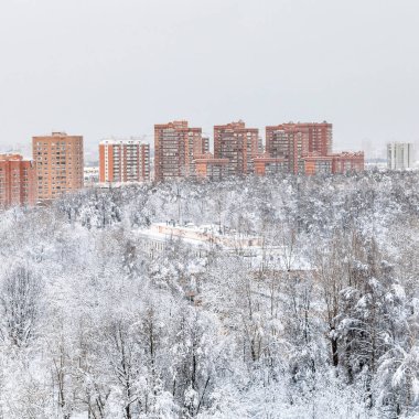 Kentsel Timiryazevskiy park ve Moskova şehir kış akşamları Konut Evleri görünümünün üst