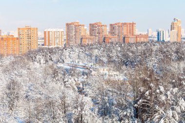 karla kaplı Timiryazevsky park ve Bolshaya Akademicheskaya sokak görünümü modern konut güneşli kış günü şehirde Moskova ile yukarıda