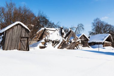 karla kaplı güneşli kış günü tipik Rus köyde Smolensk bölgesi Rusya'nın eski yıkık avlu