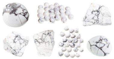 Beyaz arka plan üzerinde izole çeşitli doğal Howlite değerli taşlar topluluğu