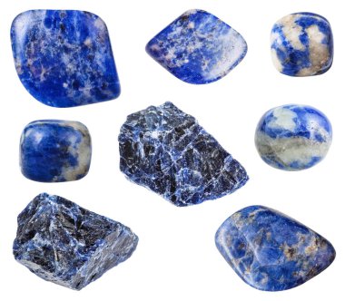 Beyaz arka plan üzerinde izole çeşitli mavi Sodalite değerli taşlar topluluğu