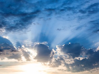 Rusya'nın Kuban bölgesinde yaz aylarında günbatımı güneş üzerinde koyu mavi yağmurlu bulutlar