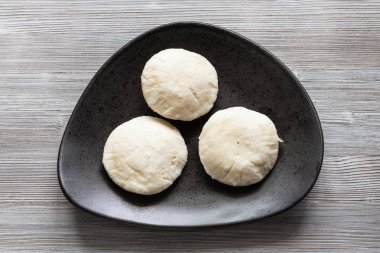 Hint mutfağı - pirinç Idli Sambar buğulama ve urad fasulye dal köfte üzerinde plaka gri ahşap masa üzerinde siyah