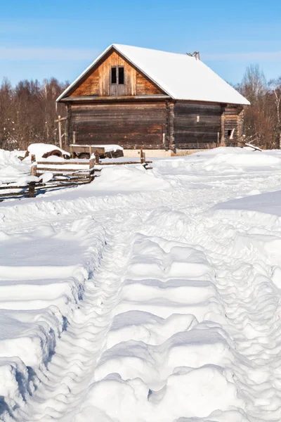 晴れた冬の日のロシア村ロシアのスモレンスク州の Kikino で雪に覆われた道 — ストック写真