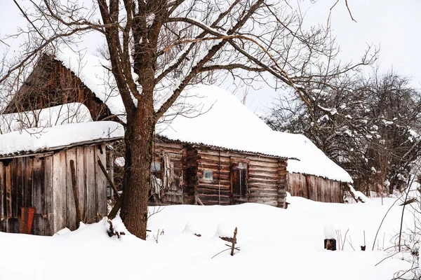 Eski Terk Edilmiş Tipik Rus Kırsal Evde Bulutlu Kış Günü — Stok fotoğraf
