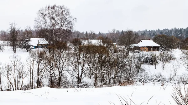 Vista Pequena Aldeia Russa Velha Dia Inverno Nublado Região Smolensk — Fotografia de Stock