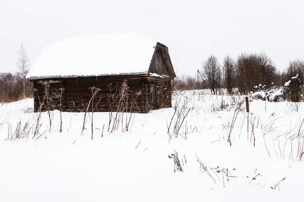 曇った冬の日ロシアのスモレンスク州の小さな村の古いロシア村の放棄された小屋 — ストック写真