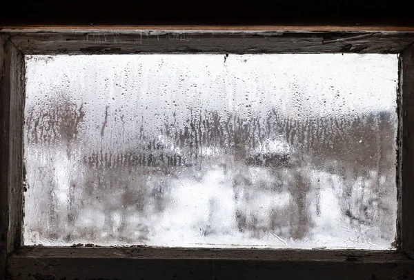 Visão Turva Aldeia Russa Através Gotas Água Janela Congelada Enevoada — Fotografia de Stock