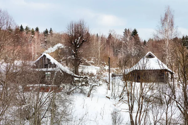 俄罗斯摩棱斯克地区冬季小俄罗斯村庄的老农村房屋 — 图库照片