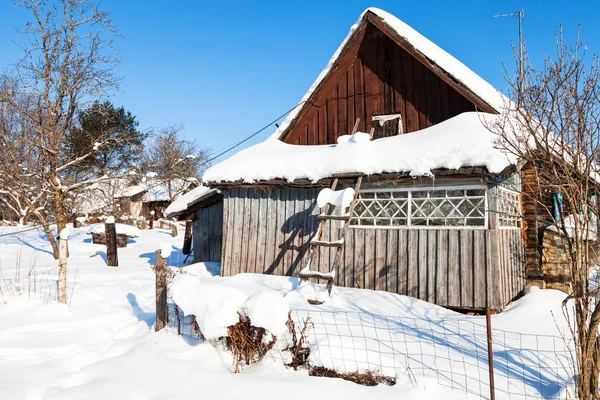 俄罗斯的摩棱斯克地区小村庄阳光明媚的冬日里的典型俄罗斯乡村别墅 — 图库照片
