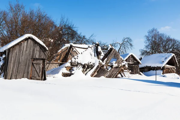 俄罗斯的摩棱斯克地区阳光明媚的冬日典型的俄罗斯乡村积雪覆盖的旧庭院 — 图库照片