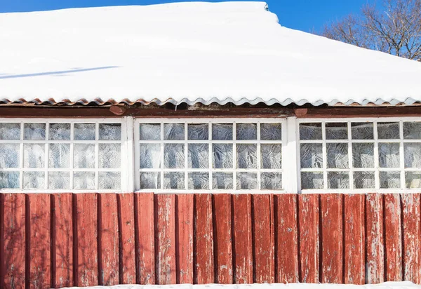 冬のロシアのスモレンスク州の小さな村で古い田舎屋敷の雪に覆われたベランダ — ストック写真