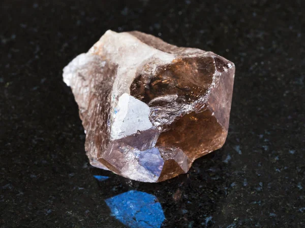 Doğal mineral - kaba dumanlı kuvars kristal siyah granit Ural Dağları üzerinde makro çekim