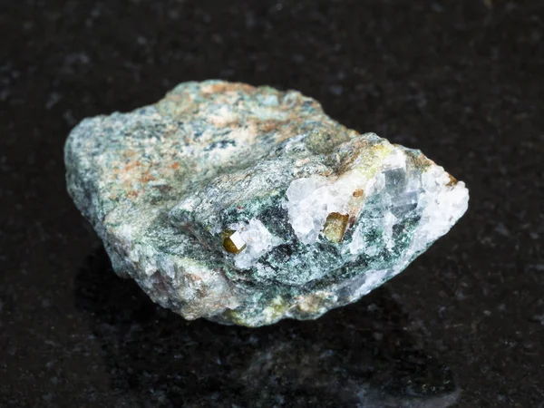 マクロ撮影の自然鉱物 ウラル山脈から黒御影石の生緑柱石石クリソベリル結晶 — ストック写真