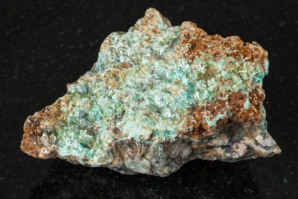 Macro Disparo Mineral Natural Piedra Pirofilita Cruda Sobre Granito Negro —  Fotos de Stock