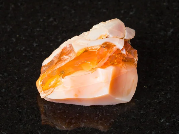 Macro Opnamen Van Natuurlijke Minerale Ruwe Kostbare Opaal Fire Opal — Stockfoto