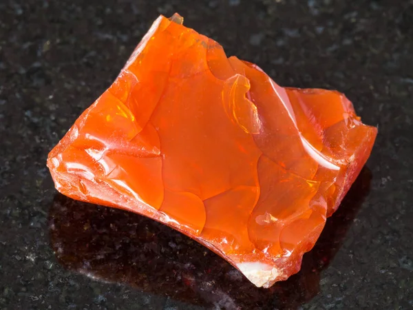 Makrofotografii Naturalne Mineralne Kamienia Gem Szorstki Fire Opal Czarnego Granitu — Zdjęcie stockowe