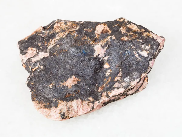 Makroaufnahme Von Natürlichem Mineral Rohem Rhodonitstein Auf Weißem Marmor Aus — Stockfoto