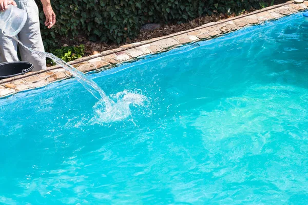 国の家の裏庭屋外スイミング プールの消毒の注ぐ男 — ストック写真