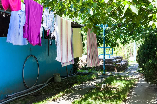 Roupa Que Seca Cordas Quintal Casa País Dia Verão Ensolarado — Fotografia de Stock