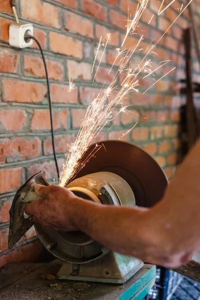 Sedlák Zostří Zahradní Nástroj Elektrické Brus Kůlně Venkově — Stock fotografie