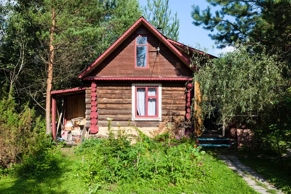 Hölzernes Landhaus Grünen Garten Sonnigen Sommertagen Tver Region Von Russland — Stockfoto