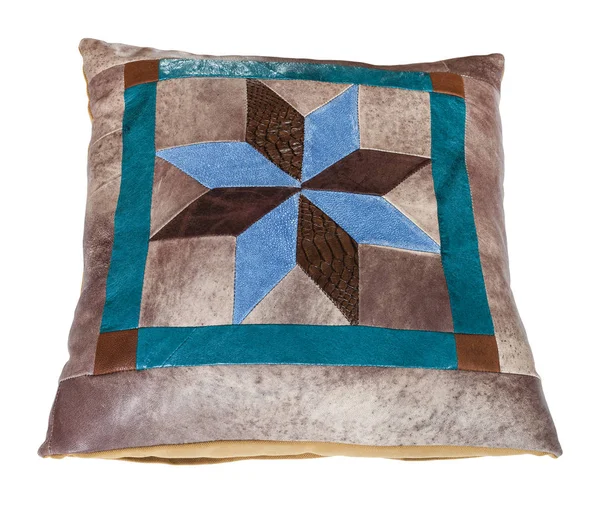白い背景で隔離の星のパターンの手作り革装飾的な枕の上 — ストック写真