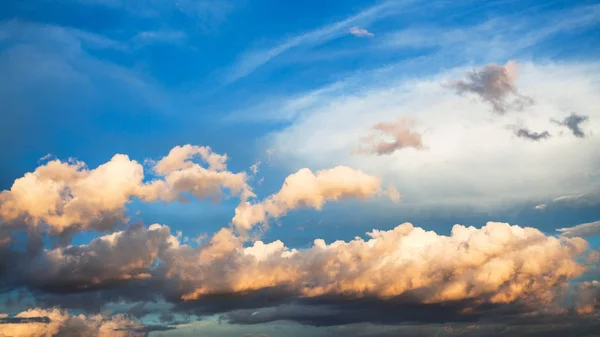 Panoramisch Uitzicht Cumuli Wolken Donker Blauwe Hemel Moskou Bij Zonsondergang — Stockfoto