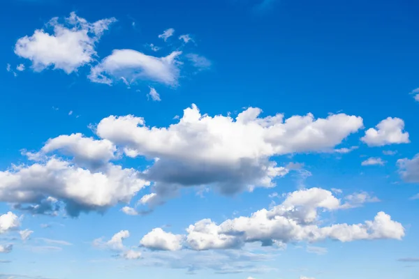 阳光明媚的夏日 莫斯科上空的蓝天白云 — 图库照片