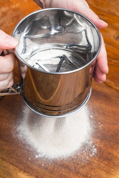 Kuchen Kochen Mehl Durch Kurbelsiebmaschine Auf Holzbrett Sieben — Stockfoto