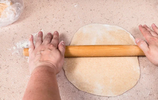 調理手パイ 木製の麺棒で平らに生地のシート — ストック写真